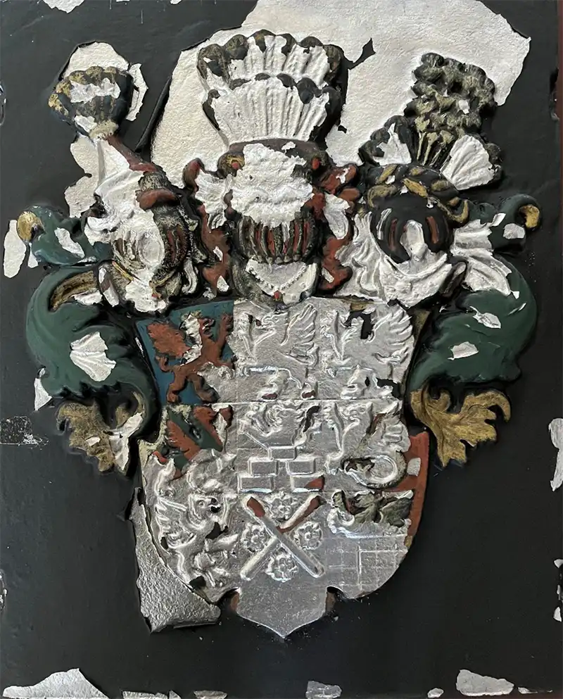 Metallplatte mit pommerschem Wappen